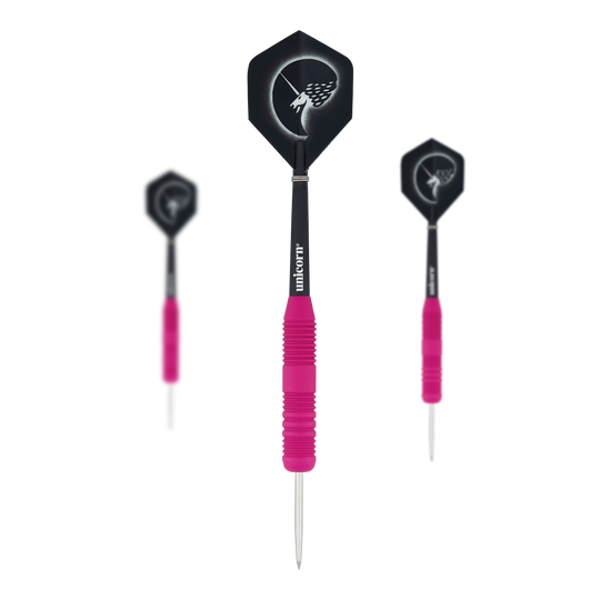 Unicorn Core Plus Rubberized Pink Steel Darts Das Bild zeigt drei Steeldarts mit pinken, gummierten Griffen und silbernen Spitzen. Die Flights sind schwarz und tragen ein weißes Einhorn-Design.