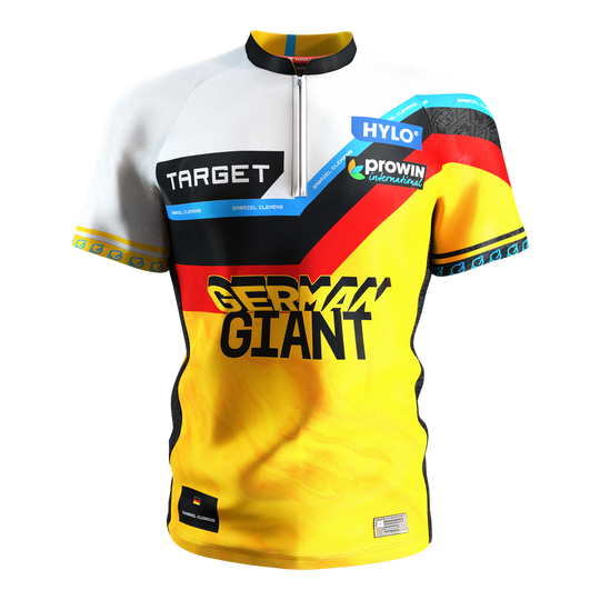 Das Bild zeigt das Target Coolplay Gabriel Clemens 2025 Dartshirt. Das Trikot ist gelb, schwarz, rot und weiß und trägt die Aufschrift "GERMAN GIANT" auf der Vorderseite.