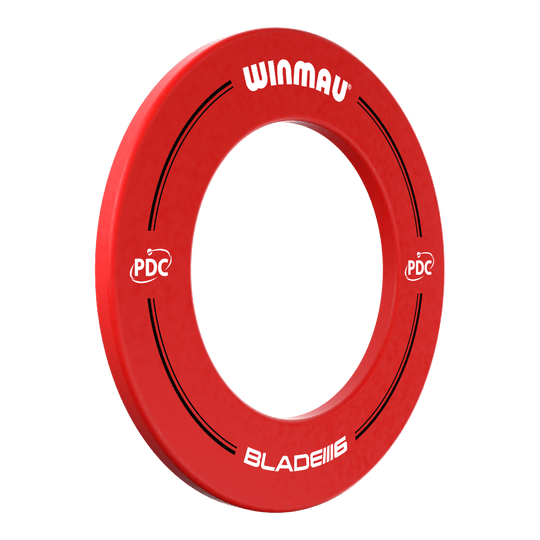 Winmau PDC Dartboard Surround - Red Das Bild zeigt einen roten Dartboard-Surround von Winmau mit der Aufschrift „PDC“ und „BLADE 6“. Der Surround dient dazu, die Wand rund um ein Dartboard vor abprallenden Pfeilen zu schützen.