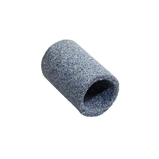 622_Schleifstein_1 Auf dem Bild ist ein Schleifstein in zylindrischer Form zu sehen. Er besteht aus einem rauen, körnigen Material und hat eine offene Seite.