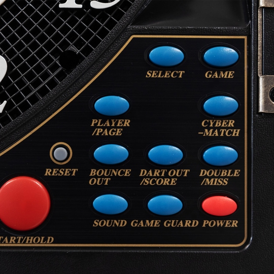 Das Bild zeigt die Tasten und Bedienfelder einer elektronischen Dartscheibe CB 90 Turnierausführung. Mehrere blaue und rote Knöpfe sind mit verschiedenen Funktionen wie "SELECT", "GAME", "POWER" und "RESET" beschriftet.