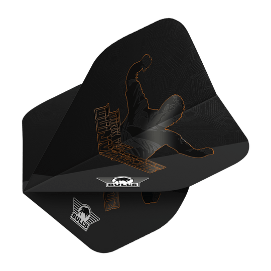 Bulls NL Player 100 Dirk Van Duijvenbode Edition 2 No2 Standard Flights Das Bild zeigt ein schwarzes Dartflight mit einer orangenen Umrissgrafik eines jubelnden Spielers. Darauf steht der Name "Dirk Van Duijvenbode" und das Bulls-Logo ist sichtbar.