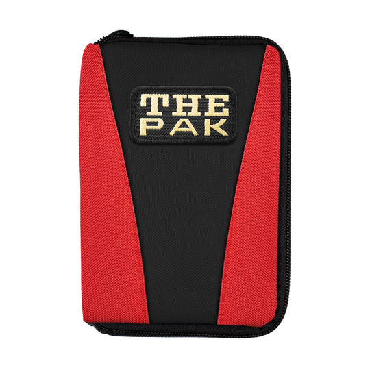 703_The_Pak_Multi_Dartcase_Rot_Schwarz_1 Das Bild zeigt das Produkt "The Pak Multi Dartcase - Rot Schwarz". Es ist ein Dartetui in den Farben Schwarz und Rot mit dem Aufdruck "THE PAK" auf der Vorderseite.