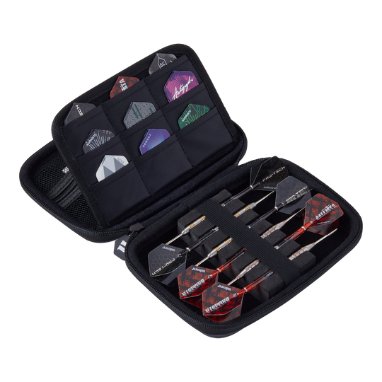 Unicorn Ultra Gary Anderson dart wallet Das Bild zeigt das Unicorn Ultra Gary Anderson Dartwallet, eine aufklappbare Tasche für Dartzubehör. In der Tasche sind mehrere Dartpfeile und Flights ordentlich verstaut.