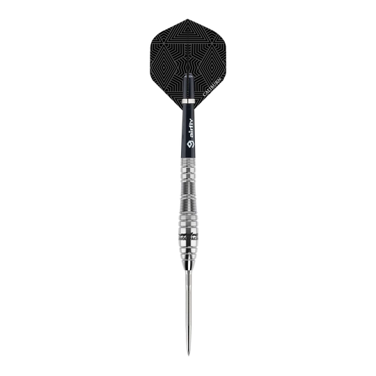 Caliburn Wolfpack W2 steel darts - 22g Dies ist ein Steeldart des Produkts "Caliburn Wolfpack W2" mit einem Gewicht von 22g. Der Dart hat ein silbernes Barrel und einen schwarzen Flight mit geometrischem Muster.