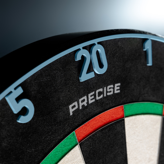 Auf dem Bild sieht man das Precise 180 Endorphine Steeldartboard mit Nummernring in Infinity Blue. Diese Dartscheibe ist für ein präzises Spiel konzipiert.