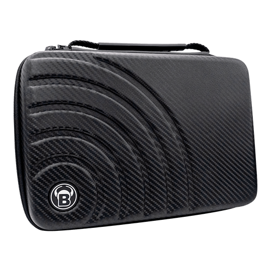 Bulls Orbis XXL dart case - carbon gray Das Bild zeigt das "Bulls Orbis XXL Dartcase" in Carbongrau. Das Etui hat ein modernes, karbonähnliches Design mit einem eingelassenen Muster und dem Bulls-Logo.