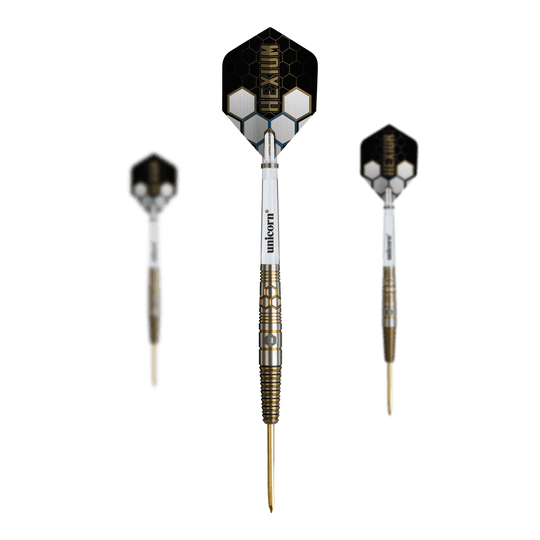 Unicorn Hexium Style 03 Gold & Black Steeldarts Dieses Bild zeigt das Set der Unicorn Hexium Style 03 Gold & Black Steeldarts. Mehrere Darts im Gold und Schwarz Look liegen als Set zusammen.