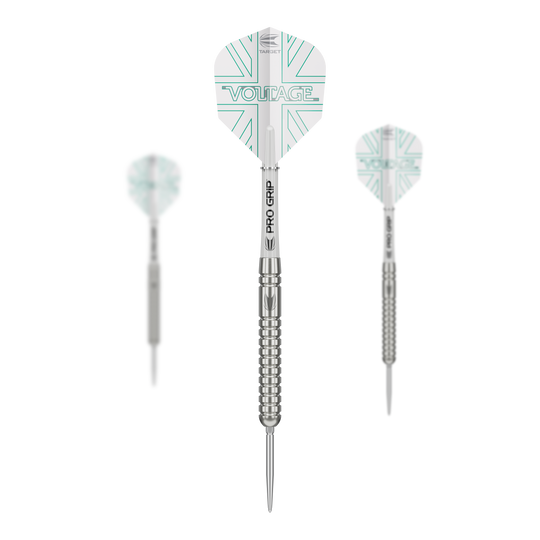 Target Rob Cross Voltage Swiss Point Steel Darts Das Bild zeigt drei Steeldarts der Marke "Target Rob Cross Voltage Swiss Point". Die Darts haben silberne Spitzen und Schäfte sowie weiße Flights mit türkisen Linien und der Aufschrift "VOLTAGE".