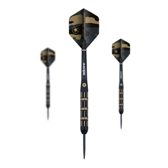 Unicorn Top Brass V3 Steeldarts - 21g Die Abbildung zeigt drei Steeldarts des Modells "Unicorn Top Brass V3" mit einem Gewicht von 21g. Die Darts haben ein schwarzes und goldenes Design mit camouflagegemusterten Flights.