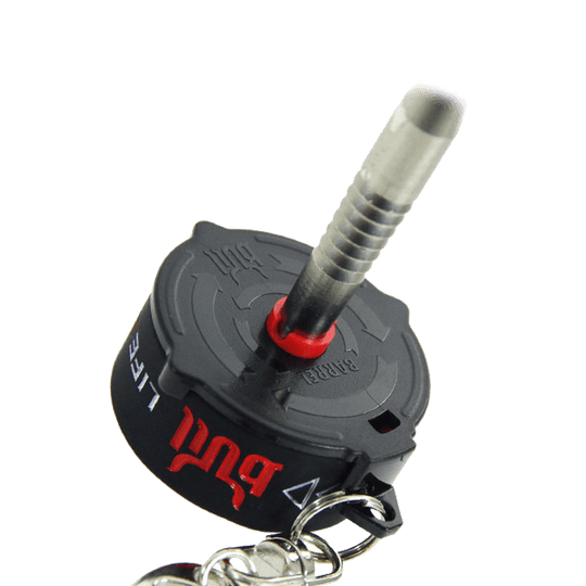 LSF18_L-Style_Bull_Spitzen-und-Shaftrestentferner_3 Das Bild zeigt den L-Style BULL Spitzen- und Shaftrestentferner. Das Werkzeug ist schwarz mit roten Akzenten und besitzt einen Schlüsselanhänger.