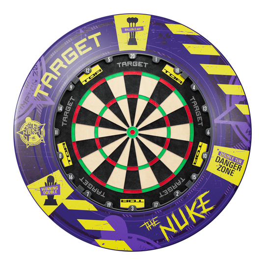 Target Luke Littler World Champion 2025 Surround Goal Steel Dartboard Bundle Das Bild zeigt ein Dartboard-Bundle mit einem farbenfrohen Surround im Luke Littler World Champion 2025 Design. Auf dem Surround stehen Begriffe wie "Target", "The Nuke" und verschiedene grafische Elemente und Symbole.