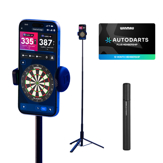 Winmau Autodarts Device Stand & 12 Months Membership Bundle Das Foto zeigt das Winmau Device Stand & 12 Monate Membership Bundle. Das Bundle enthält einen Gerätehalter und eine Jahresmitgliedschaft.