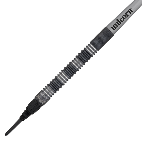 23835_Unicorn_Noir_James_Wade_2022_Softdarts_2 Das Bild zeigt einen Softdart namens "Unicorn Noir James Wade Softdarts". Der Dartpfeil hat ein modernes, schwarzes Design mit silbernen Akzenten und dem Aufdruck „unicorn“.