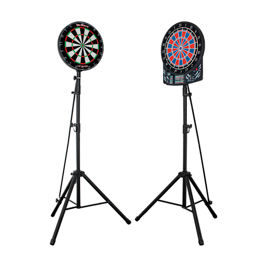 1702_McDart_Hybrid_2_Pro_Dartboardst-nder_1 Auf dem Bild sind zwei McDart Hybrid Pro Tripod Dartboardständer zu sehen. Jeder Ständer hält eine Dartscheibe und steht auf einem stabilen Dreibein-Stativ.