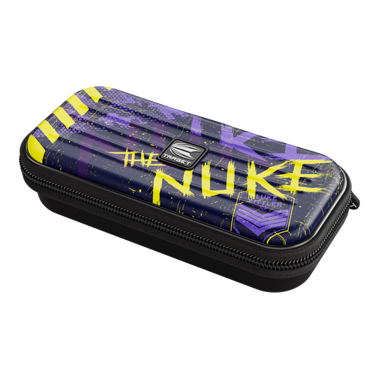 Target Takoma Luke Littler dart case Das Bild zeigt das Dartcase "Target Takoma Luke Littler" in dunklem Design mit gelben und violetten Akzenten. Auf dem Etui steht auffällig das Wort "NUKE" sowie der Name "Luke Littler".