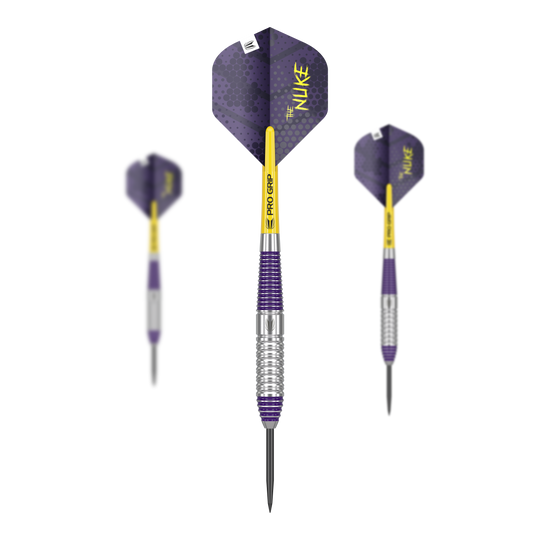 Target Luke Littler Brass Steel Darts - 22g Das Bild zeigt drei Steeldarts mit violett-gelbem Design und der Aufschrift "THE NUKE" auf den Flights. Es handelt sich um das Produkt „Target Luke Littler Brass Steeldarts - 22g“.