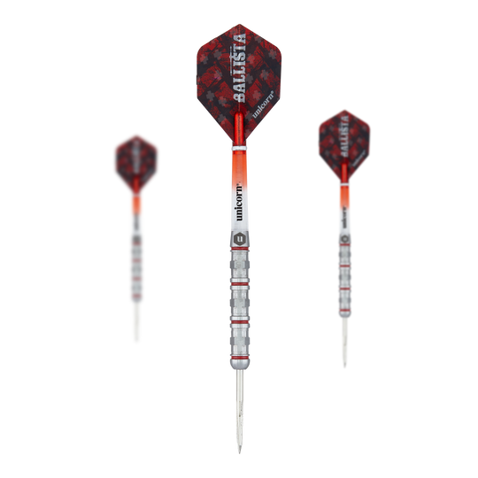 Unicorn Ballista Style 4 steel darts Das Bild zeigt drei Steeldarts des Produkts "Unicorn Ballista Style 4". Die Darts haben silberne Spitzen, rote Flights und einen silber-roten Schaft mit dem Schriftzug "Unicorn".