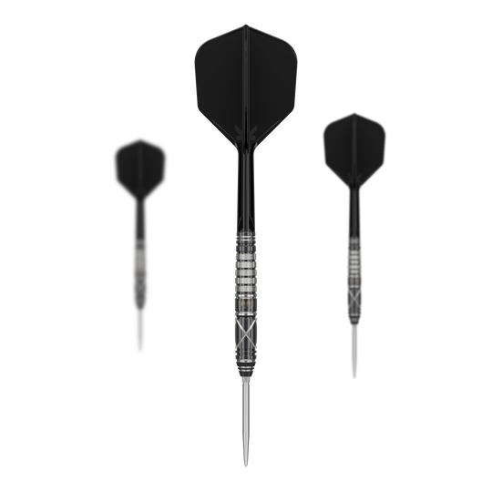 Target Japan Black Marque Chaos 2 SP steel darts Das Bild zeigt drei schwarze Steeldarts des Produkts „Target Japan Black Marque Chaos 2 SP“. Die Darts haben silberne Spitzen und ein gerilltes Griffstück.