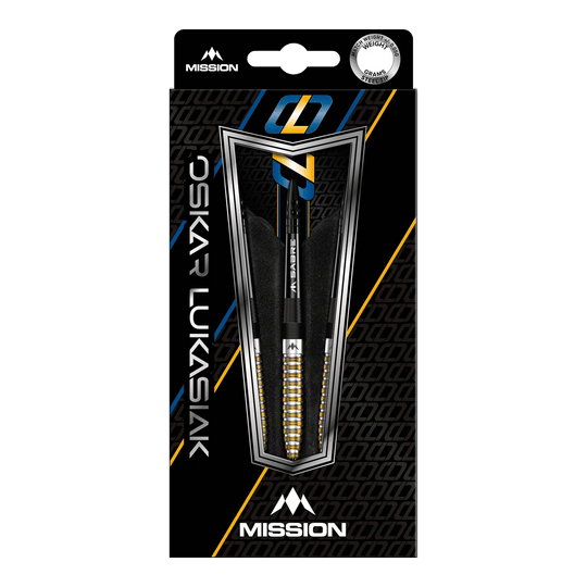 Mission Oskar Lukasiak Black Gold PVD Steeldarts - 22g Die Abbildung zeigt die Steeldarts "Mission Oskar Lukasiak Black Gold PVD" mit einem Gewicht von 22g in ihrer Verpackung. Das Design ist schwarz-gold mit weißen und blauen Akzenten und dem Namen des Spielers auf der Vorderseite.