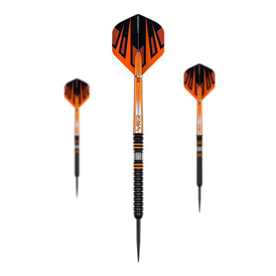 Red Dragon Amberjack Pro 1 steel darts Das Bild zeigt drei Steeldarts des Produkts „Red Dragon Amberjack Pro 1“. Die Darts sind überwiegend schwarz und orange gestaltet und haben eine moderne, sportliche Optik.