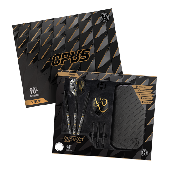 Harrows Opus Steeldarts Das Bild zeigt das Produkt "Harrows Opus Steeldarts" in einer eleganten, schwarz-goldenen Verpackung. Im Inneren sind die Steeldarts, Flights, Shafts und ein Dartcase sichtbar angeordnet.