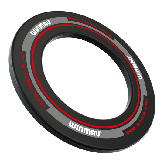 Das Bild zeigt einen Winmau Advance Dartboard Surround in Schwarz und Rot. Der Surround ist rund und hat weiße und rote Schriftzüge.