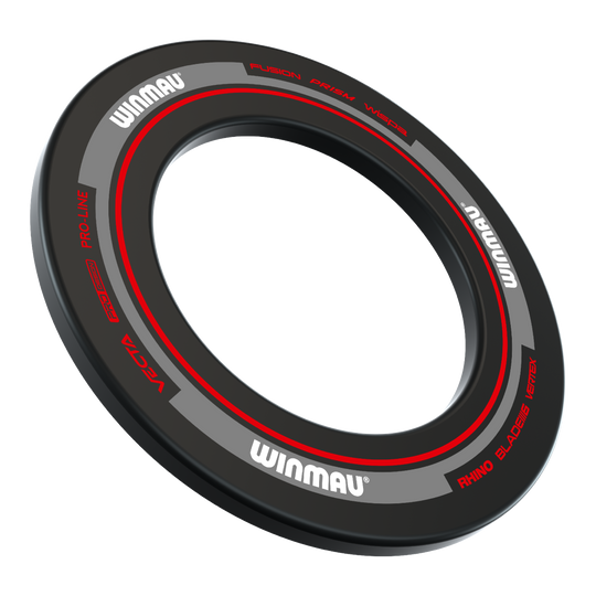 Winmau Advance Dartboard Surround - Black Red Das Bild zeigt einen Winmau Advance Dartboard Surround in Schwarz und Rot. Der Surround ist rund und hat weiße und rote Schriftzüge.