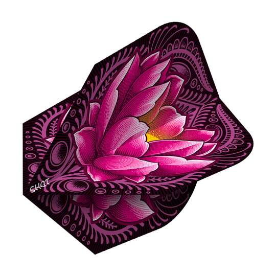 SF5432_Shot_ZEN_Juji_No6_Flights_2 Das Bild zeigt das Produkt "Shot ZEN Juji No6 Flights" mit einem auffälligen Design. In der Mitte befindet sich eine große, pinke Blume auf einem dekorativen, dunklen Hintergrund.