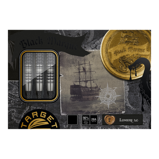 Target Japan Black Marque Lumiere GEN3 Soft Darts - 18.5g Die Abbildung zeigt die Verpackung der "Target Japan Black Marque Lumiere GEN3 Softdarts - 18,5g". Auf der Verpackung sind drei Dartpfeile, ein altes Segelschiff und ein goldener Münzmotiv zu sehen.