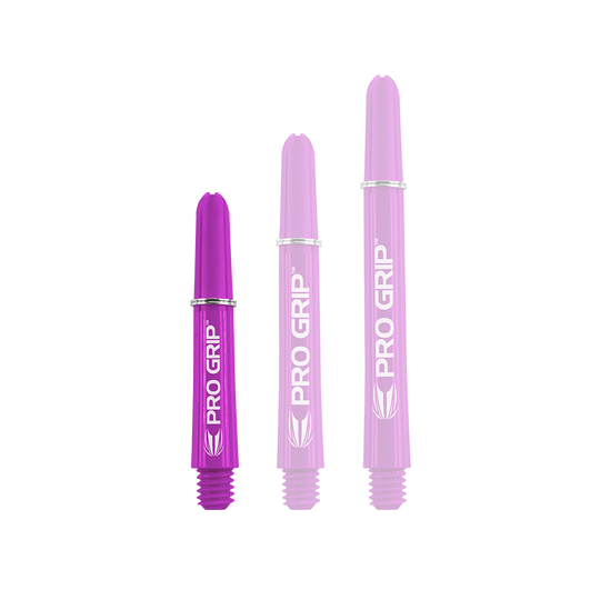 Target Pro Grip Shafts - 3 Sets - Purple Das Bild zeigt drei lilafarbene Dartschäfte mit der Aufschrift "PRO GRIP". Sie stehen nebeneinander und sind unterschiedlich lang.