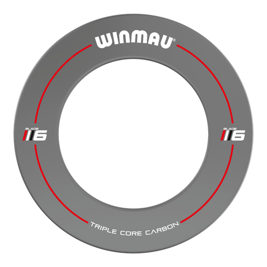 Winmau Blade 6 Design Dartboard Surround - Grau Das Bild zeigt einen grauen Dartboard-Surround der Marke Winmau mit der Aufschrift "Blade 6". Auf dem Surround stehen außerdem die Worte "Triple Core Carbon" und rote Linien sind als Designelemente eingearbeitet.