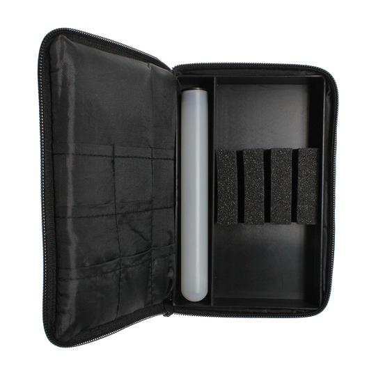 _The_Pak_Dartcase_OPEN_1 Das Bild zeigt das geöffnete Etui „The Pak Dartcase - Lady Pak“. Im Inneren befinden sich mehrere Fächer und Halterungen zur sicheren Aufbewahrung von Dartzubehör.