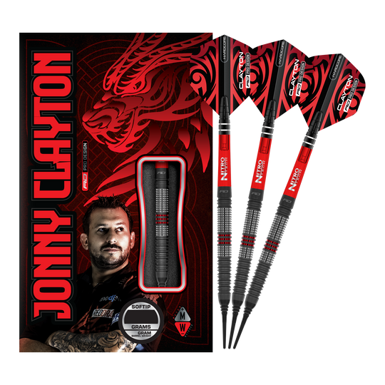 Red Dragon Jonny Clayton Hiraeth Soft Darts - 20g Das Bild zeigt das Produkt „Red Dragon Jonny Clayton Hiraeth Softdarts - 20g“ mit drei roten und schwarzen Softdarts neben der Verpackung. Auf der Verpackung ist ein Porträt von Jonny Clayton sowie ein roter Drachen zu sehen.