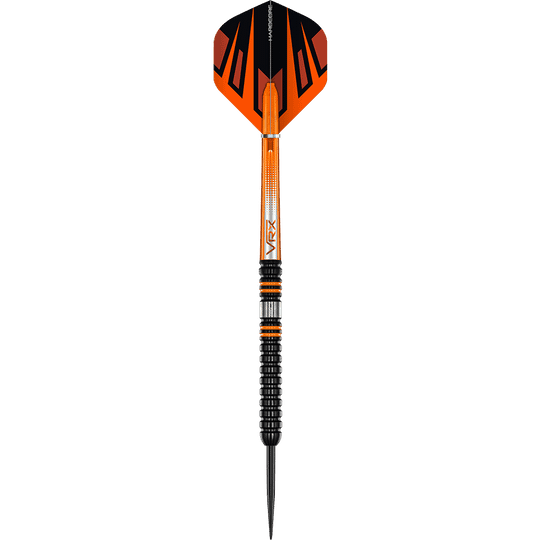 RD2527_Red_Dragon_Amberjack_Pro_1_Steeldarts_1sHK8pk6W4e8QZ Das Bild zeigt einen Steeldart namens "Red Dragon Amberjack Pro 1". Der Dart ist schwarz und orange und hat ein auffälliges Design mit feinen Rillen am Griff.