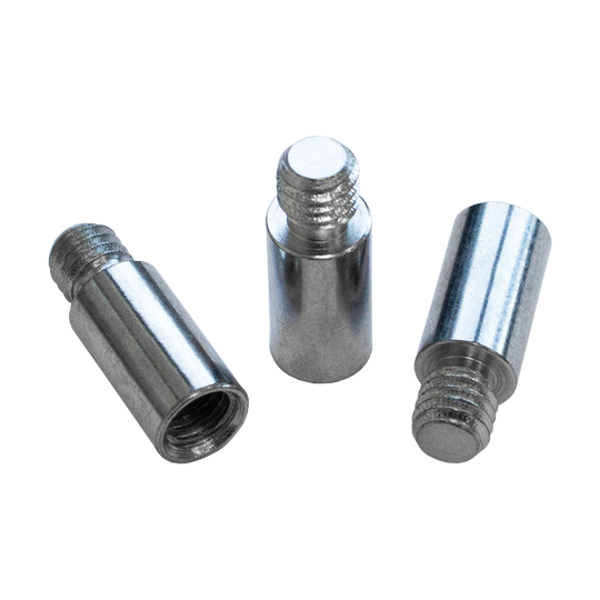 602_Addagrams_1_Silber Auf dem Bild sind drei silberne Metallstifte mit Gewinde zu sehen. Sie liegen auf einer hellen Oberfläche und sind unterschiedlich ausgerichtet.