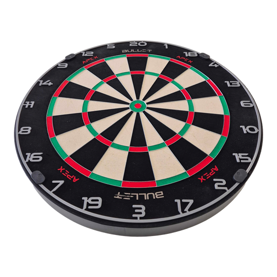 Bullet Apex Steeldartboard hängt an der Wand. Es ist eine Zielscheibe für Steeldarts.
