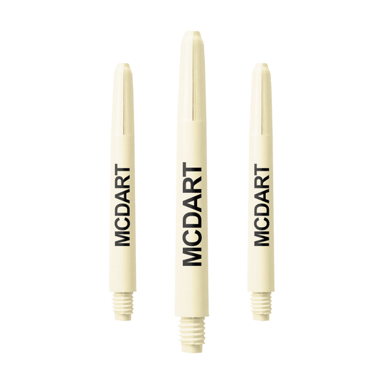 MD-607_Nylon_Shafts_mit_Wunschdruck_Naturweiss_48mm_1 Das Bild zeigt drei naturweiße Nylon Dartschäfte mit dem Aufdruck "MCDART". Sie sind jeweils 48 mm lang und stehen nebeneinander.