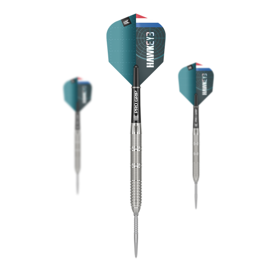 Target Kevin Doets GEN1 Swiss Point Steeldarts - 23g Das Bild zeigt drei Steeldarts des Modells „Target Kevin Doets GEN1 Swiss Point“ mit einem Gewicht von 23g. Die Pfeile haben silberne Spitzen und Schäfte sowie blau-grüne Flights mit weißer Aufschrift.