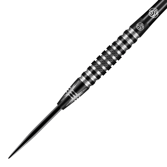 66937_Shot_Americana_The_Wrangler_Steeldarts_2 Dies ist ein schwarzer Steeldart mit silbernen Rillen und Mustern am Griff. Die Spitze ist aus Metall und der Griffbereich zeigt ein detailreiches, gerändeltes Design.