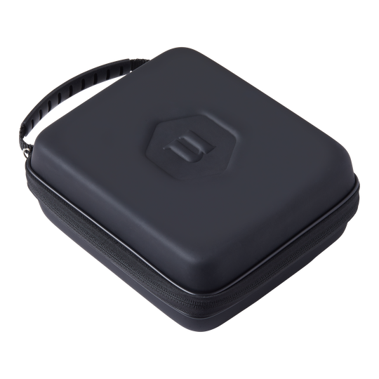 Unicorn Ultra 3UP Large Dart Case - Black Das Bild zeigt das Produkt "Unicorn Ultra 3UP Large Dartcase - Schwarz". Es handelt sich um ein großes, schwarzes Etui mit Reißverschluss und Tragegriff zur Aufbewahrung von Dartzubehör.