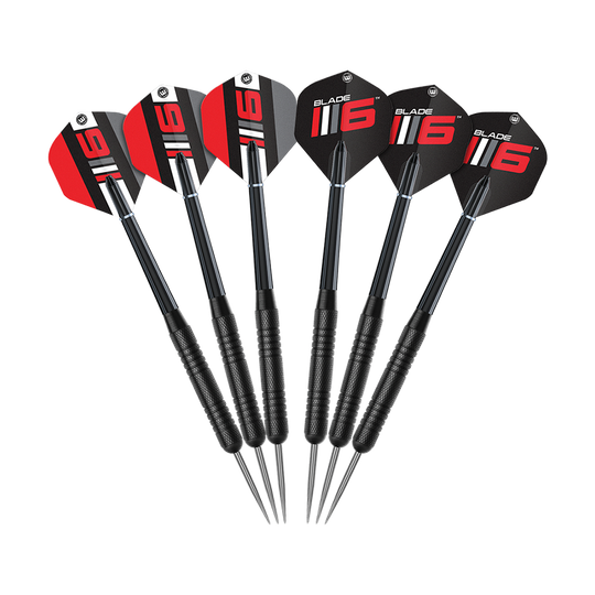 Winmau Blade 6 Triple Core Set with 2 sets of darts Das Bild zeigt das Winmau Blade 6 Triple Core Set mit 2 Sets Darts. Das Produkt beinhaltet eine hochwertige Dartscheibe mit zwei Dart-Sets.