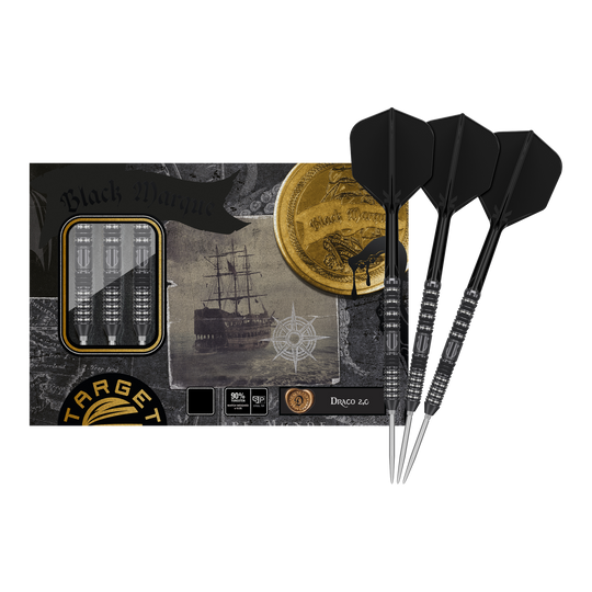 Target Japan Black Marque Draco GEN2 steel darts Das Bild zeigt die Target Japan Black Marque Draco GEN2 Steeldarts mit einer stilvollen Verpackung im Piraten-Design. Drei schwarze Steeldarts sind neben der Verpackung abgebildet.