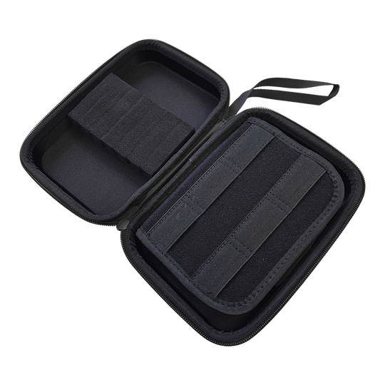Abgebildet ist ein McDart System4 Dartcase in Grau. Das Dartcase ist vollständig geöffnet und zeigt das Innenleben.