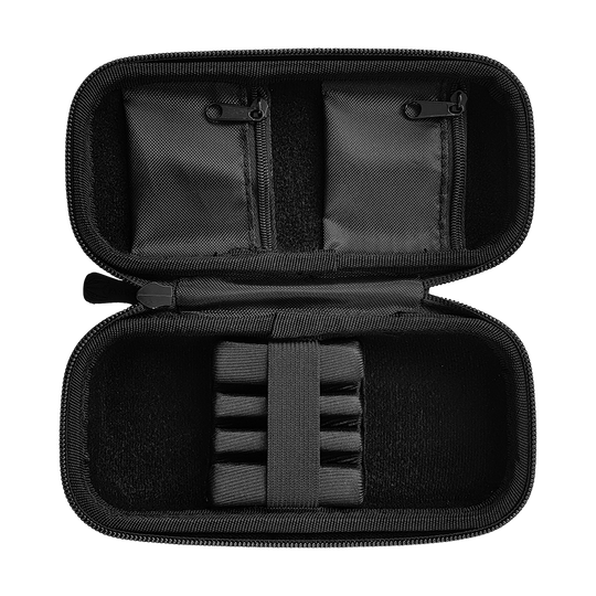 _Target_Takoma_Dartwallet_3_OPENxXs1mBQkZECRp Das Bild zeigt ein offenes, schwarzes Dartetui mit mehreren Fächern und elastischen Haltern. Im Inneren befinden sich zwei kleine Reißverschlussfächer sowie Platz für Dartzubehör.
