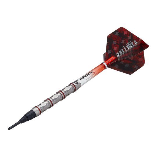 Unicorn Ballista Style 4 soft darts Das Bild zeigt einen Softdart der Marke Unicorn, Modell Ballista Style 4. Der Dartpfeil hat einen silbernen Schaft mit roten Akzenten und eine rot-schwarze Flights mit der Aufschrift "BALLISTA".