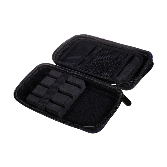 8334_Winmau_Blade6_Dartcase_2 Dies ist das Winmau Blade 6 Dartcase, das speziell für den sicheren Transport von Darts entwickelt wurde. Das Etui verfügt über Schaumstoffeinsätze und ein Netzfach zur praktischen Aufbewahrung von Zubehör.