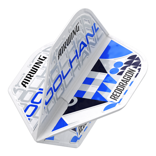 Red Dragon Airwing Luke Humphries White Standard Flights Das Bild zeigt die Red Dragon Airwing Luke Humphries White Standard Flights. Die Flights sind überwiegend weiß und blau mit den Aufschriften "AIRWING", "COOL HAND" und "RED DRAGON".