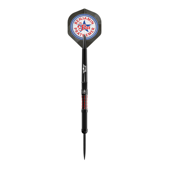 Bulls NL Benjamin Pratnemer steel darts - 20g Das Bild zeigt einen Steeldart der Marke Bulls NL, Modell "Benjamin Pratnemer" mit 20g Gewicht. Auf dem Flight steht der Name "Benjamin Pratnemer" und das Design ist in Schwarz mit roten Akzenten gehalten.