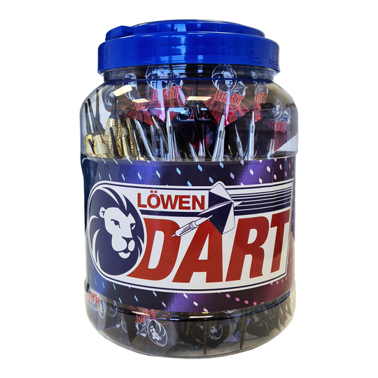 Das Bild zeigt ein großes Plastikgefäß mit einem blauen Deckel, das mit vielen Soft-Tip-Darts gefüllt ist. Auf dem Behälter steht die Aufschrift "Löwen Dart" und das Produkt heißt "99 Löwen Soft-Tip Darts - 18g".